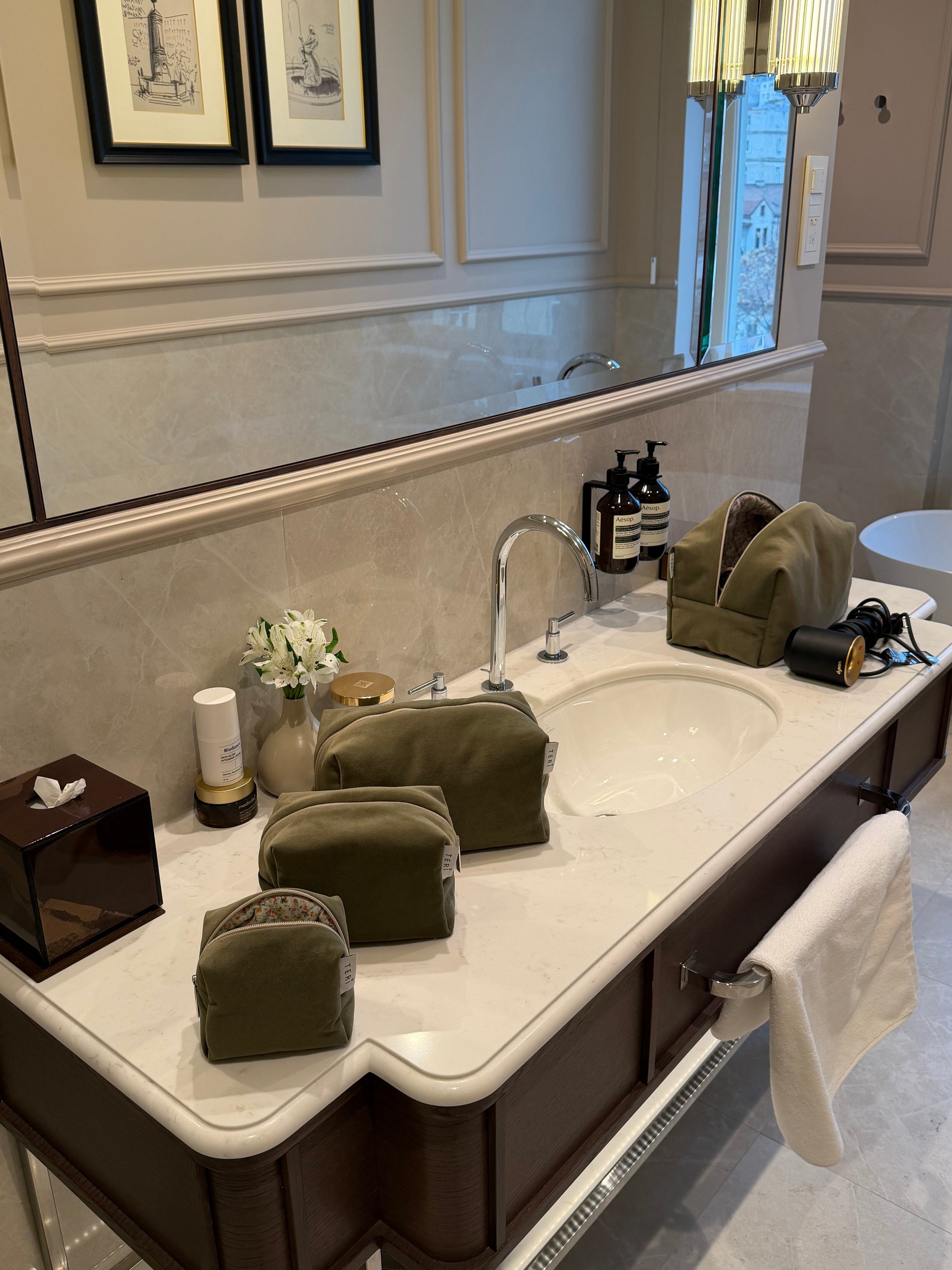 MIKRO sage green pliš neseser