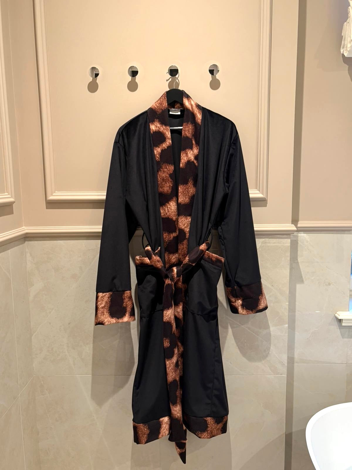 Crni plišani mantil