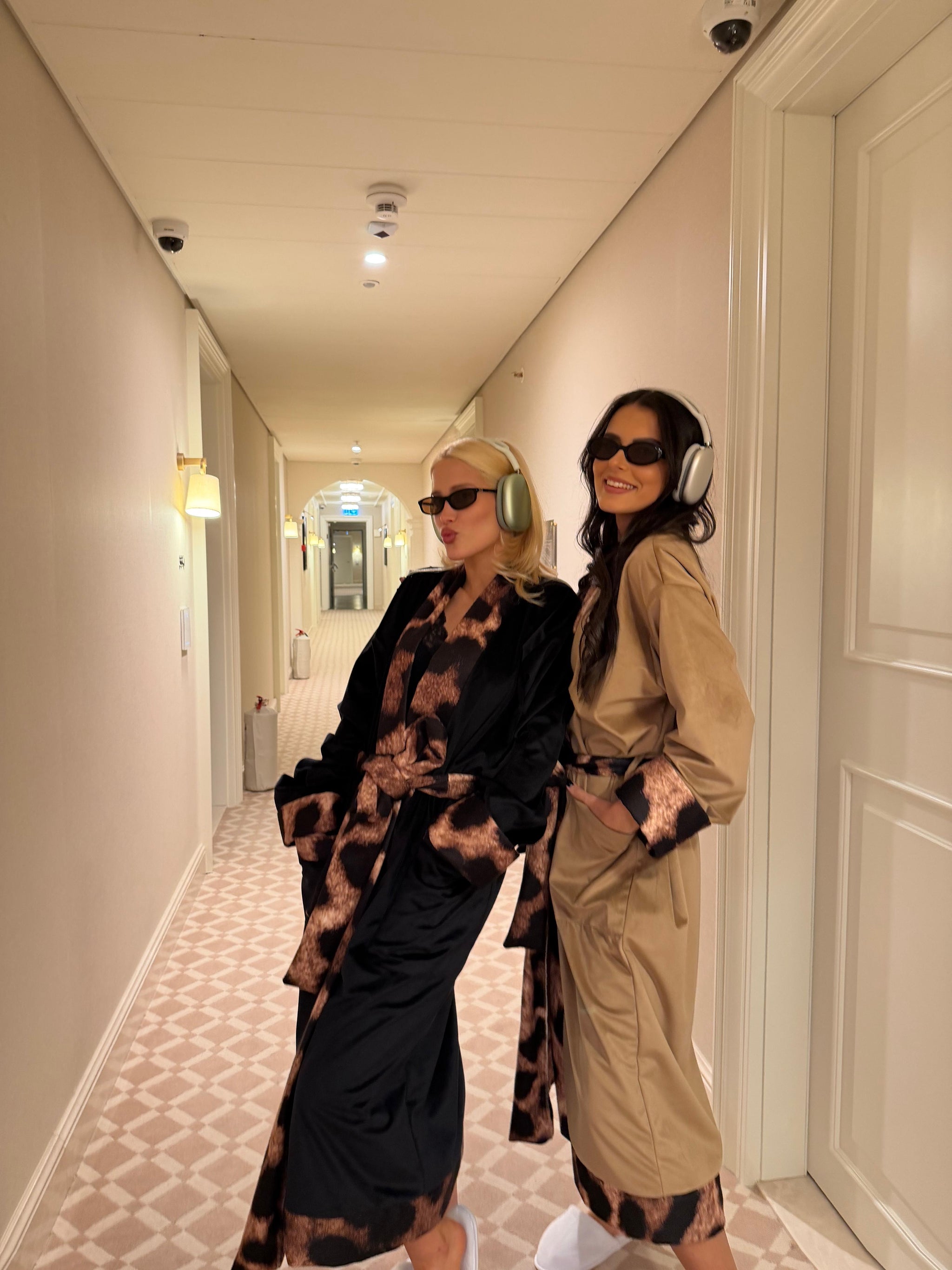 Crni plišani mantil