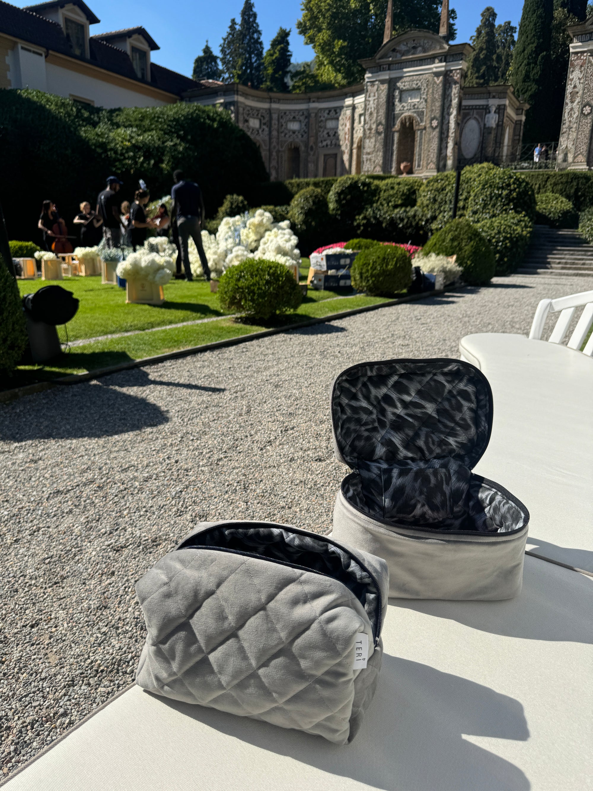 Sivi plišani koferčić