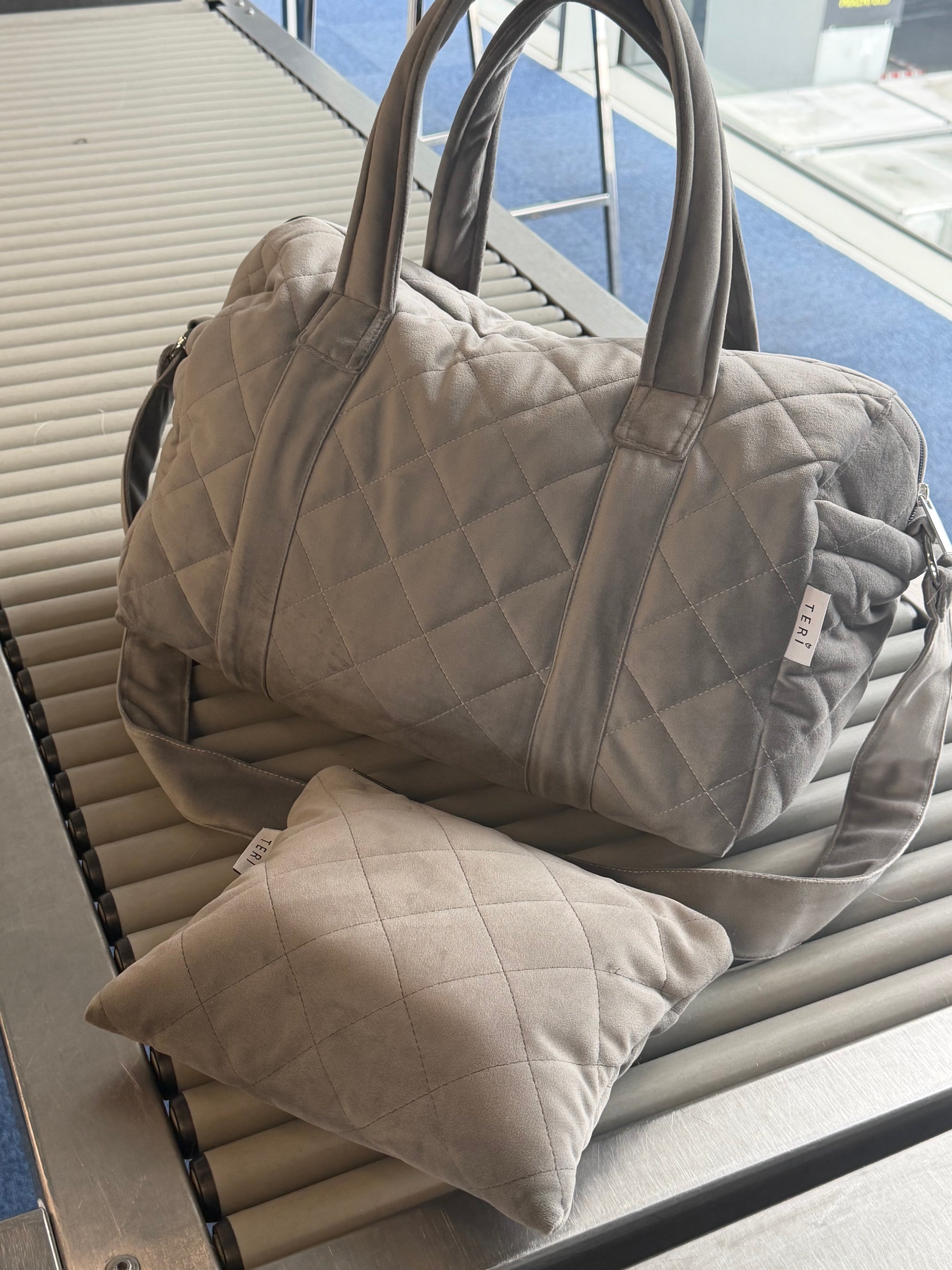 Svetlo siva plišana torba za mame