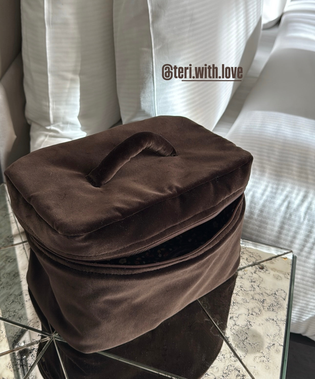 Tamno braon pliš koferčić