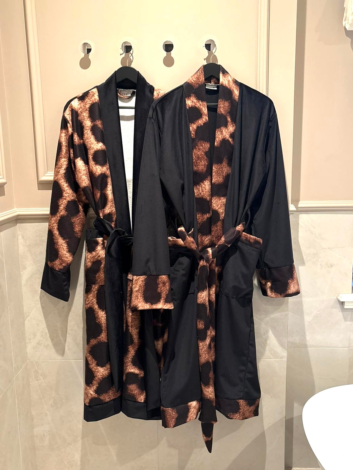 Leopard frotirni bademantil