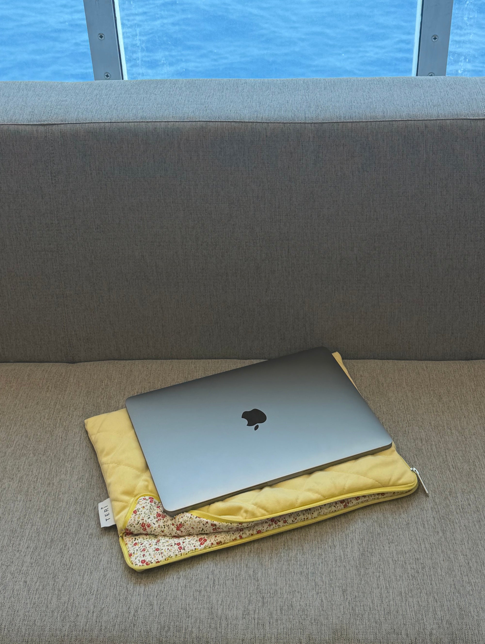 Butter yellow pliš laptop futrola 14”