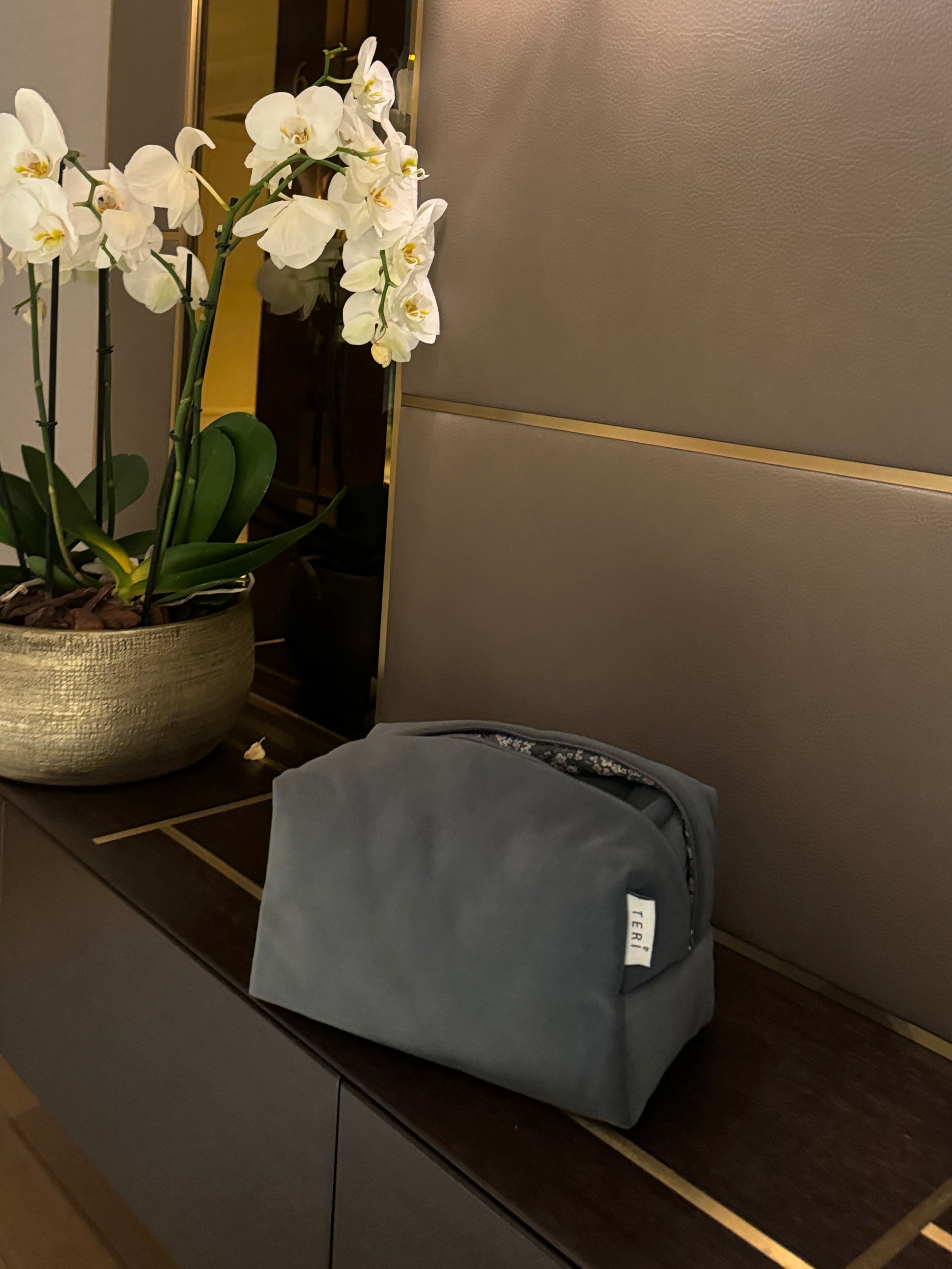 Tamno sivi plišani neseser