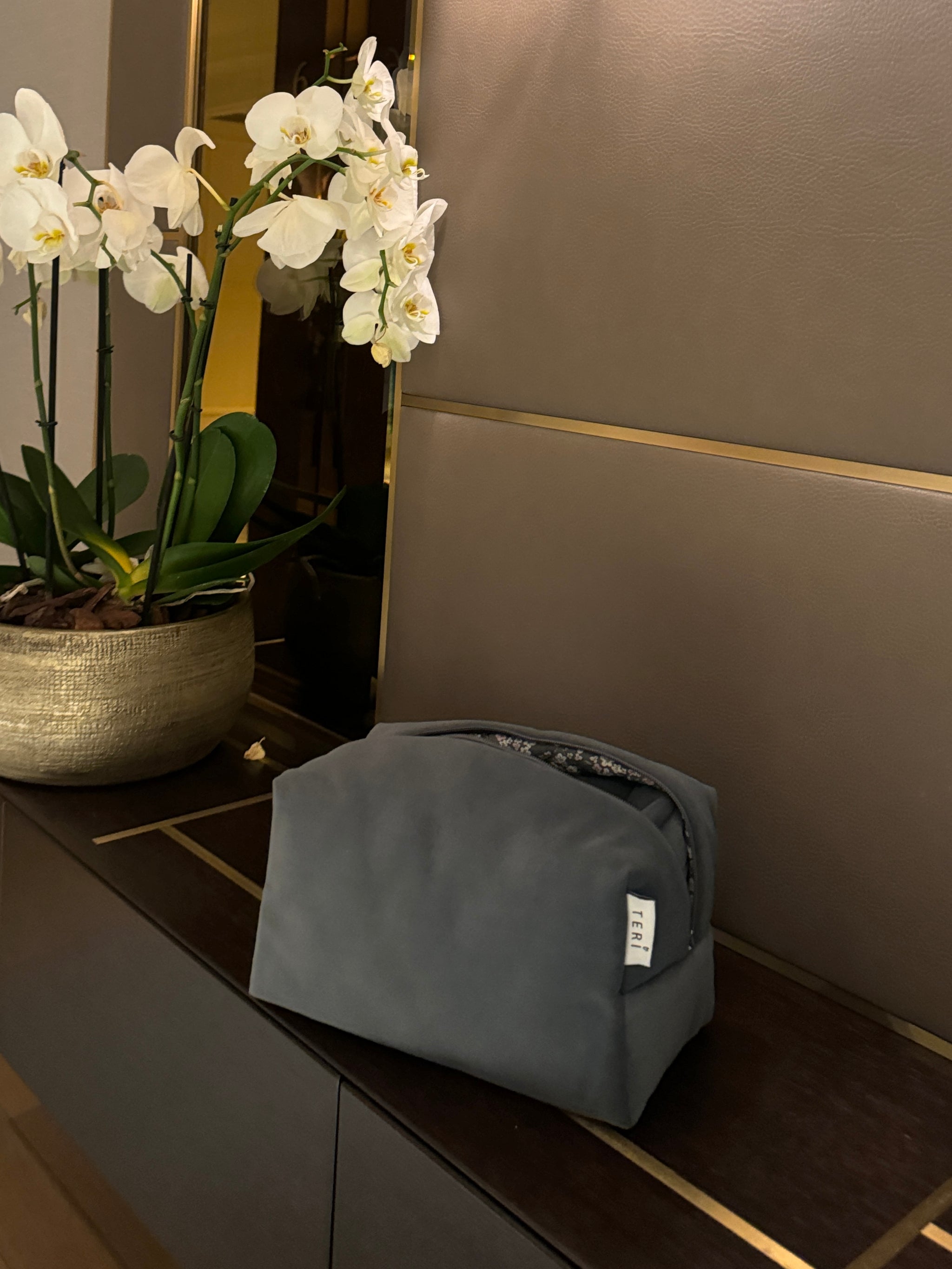 Tamno sivi plišani neseser