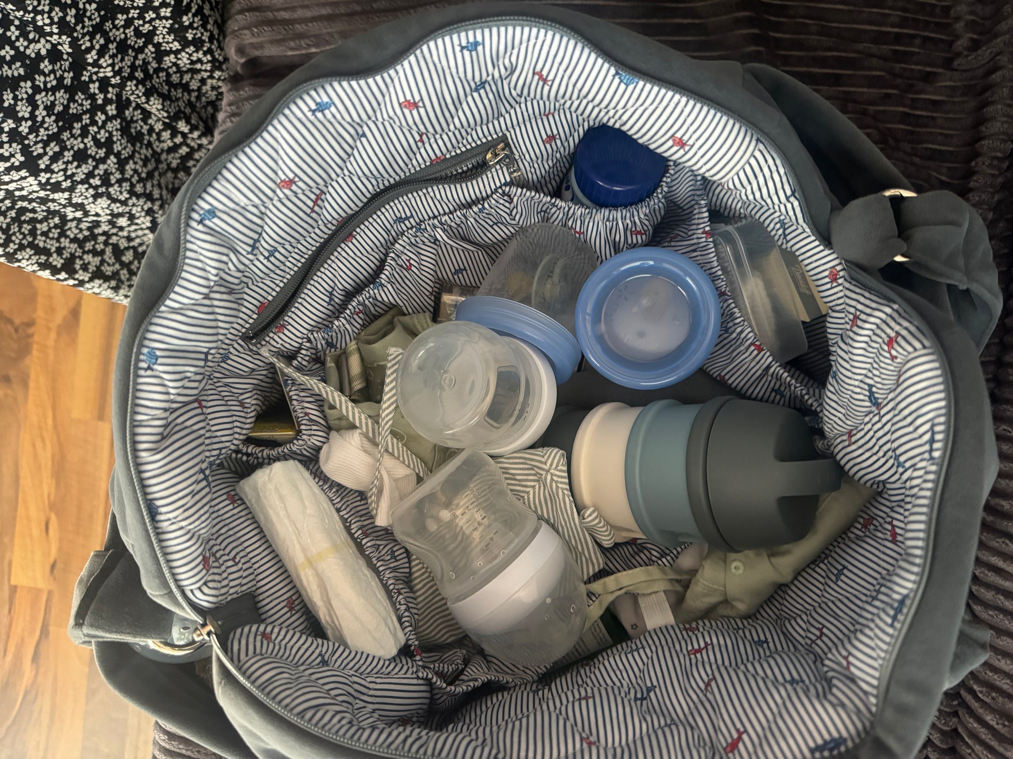 Tamno siva plišana torba za mame