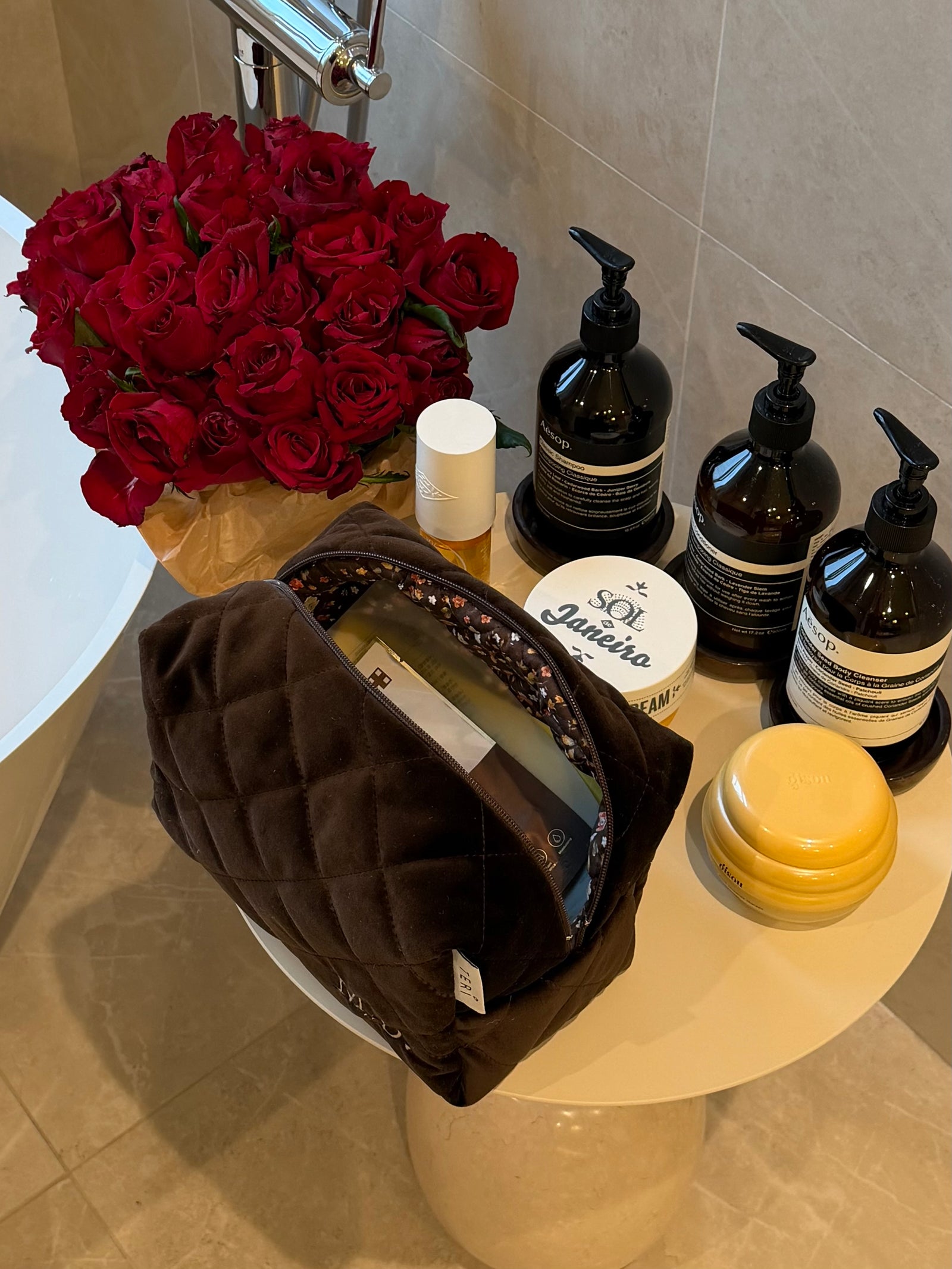 Tamno braon pliš neseser