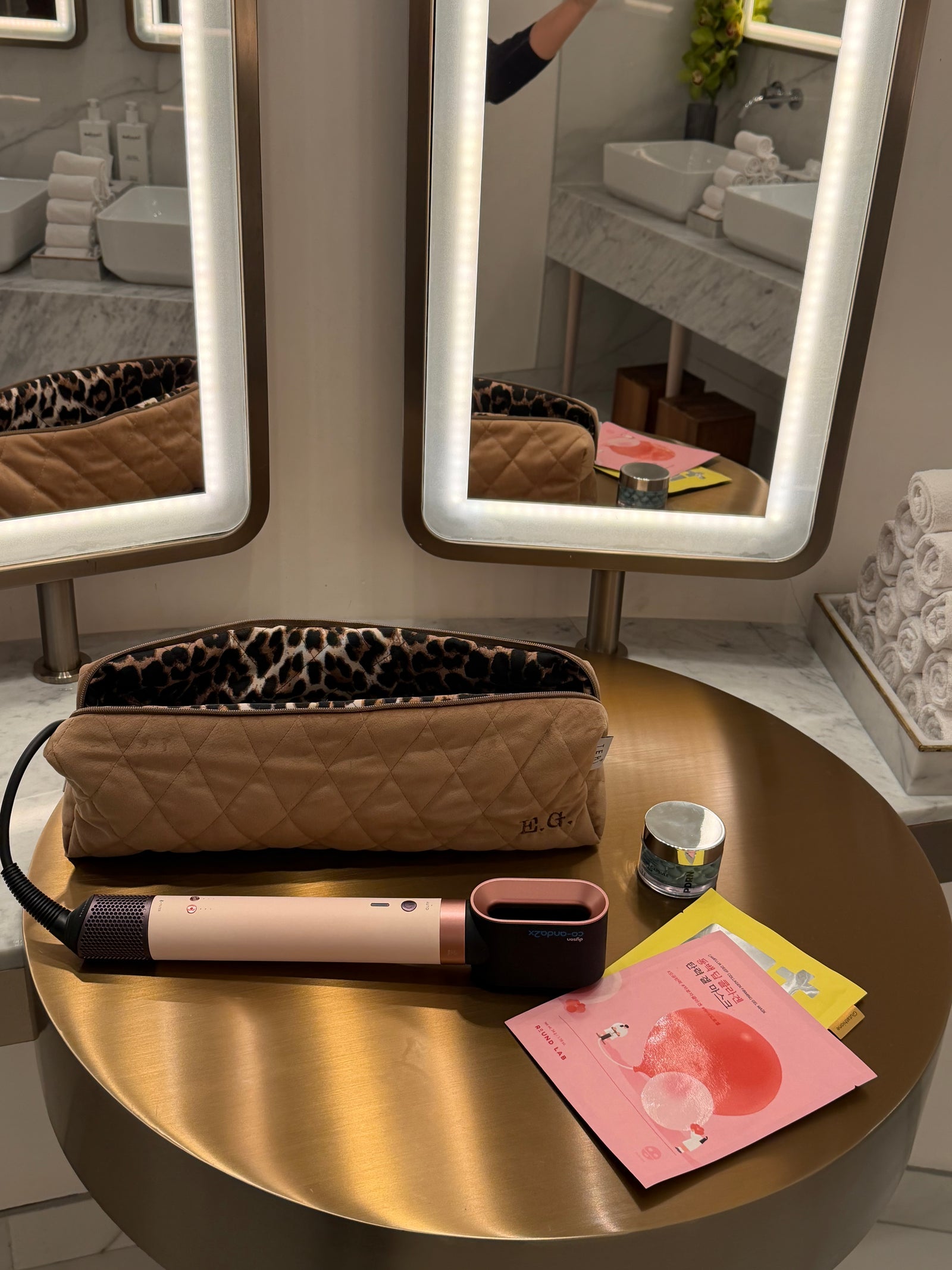 Zlatna pliš futrola Dyson Airstrait