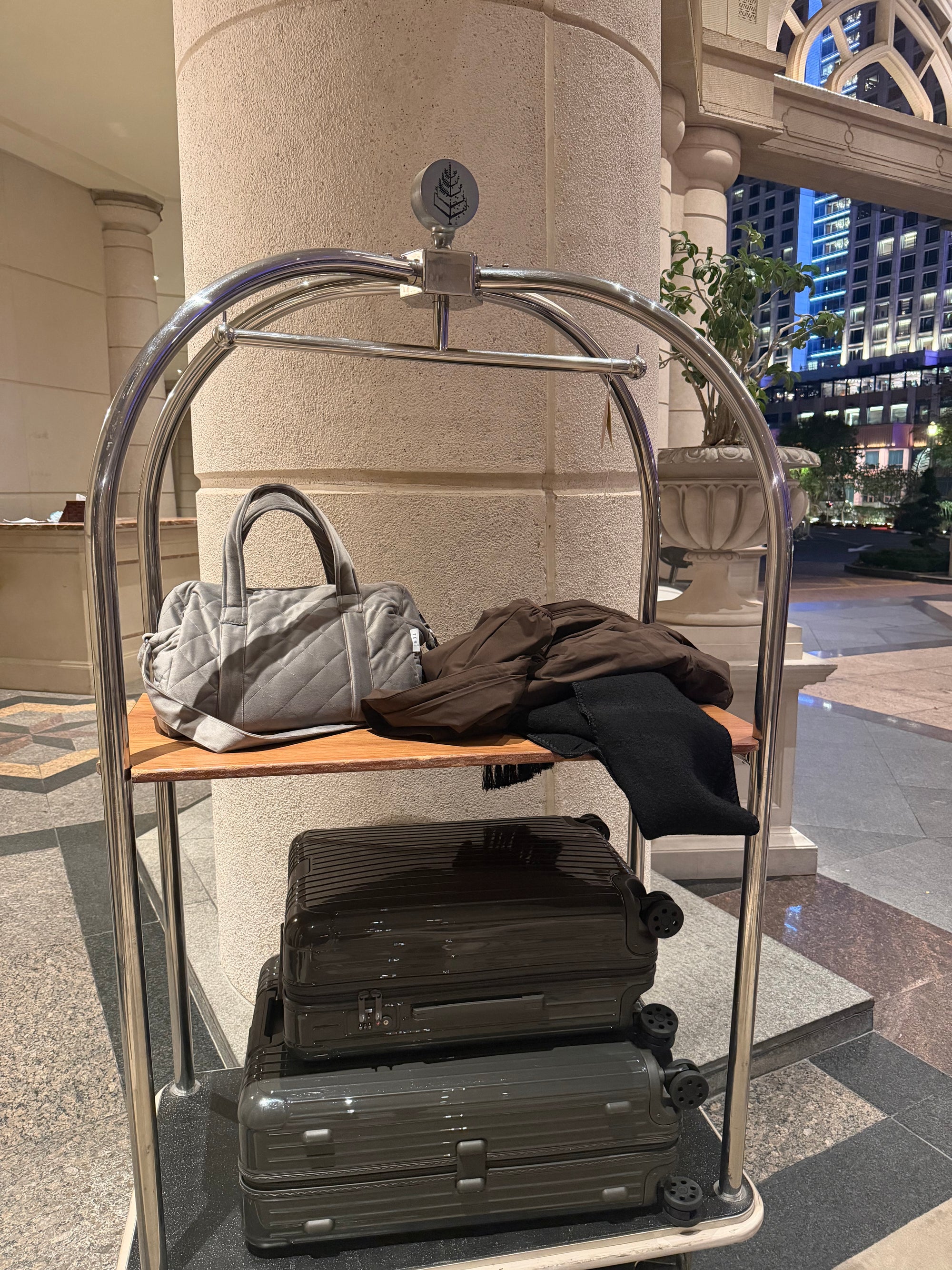 Svetlo siva plišana torba za mame