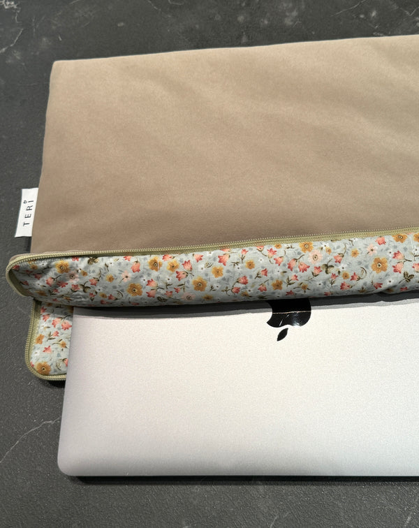 Light beige velvet laptop sleeve 14”