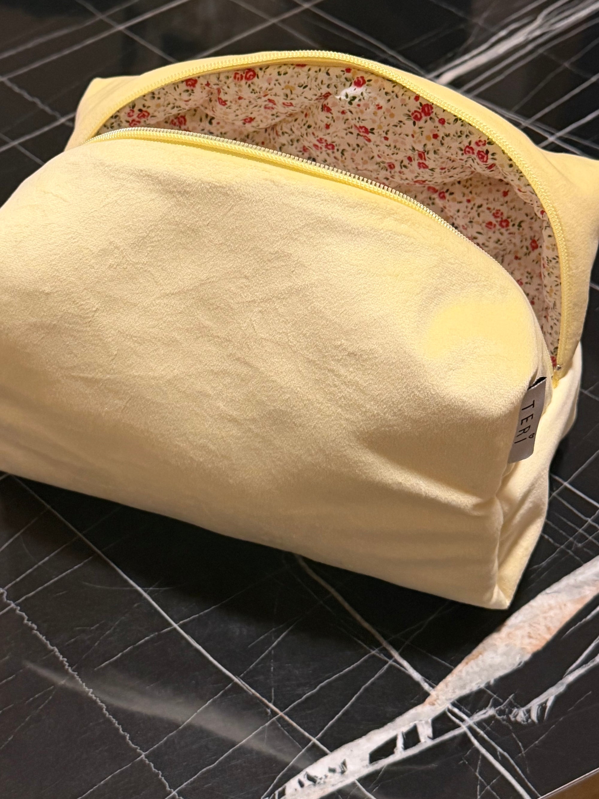 Butter yellow neseser