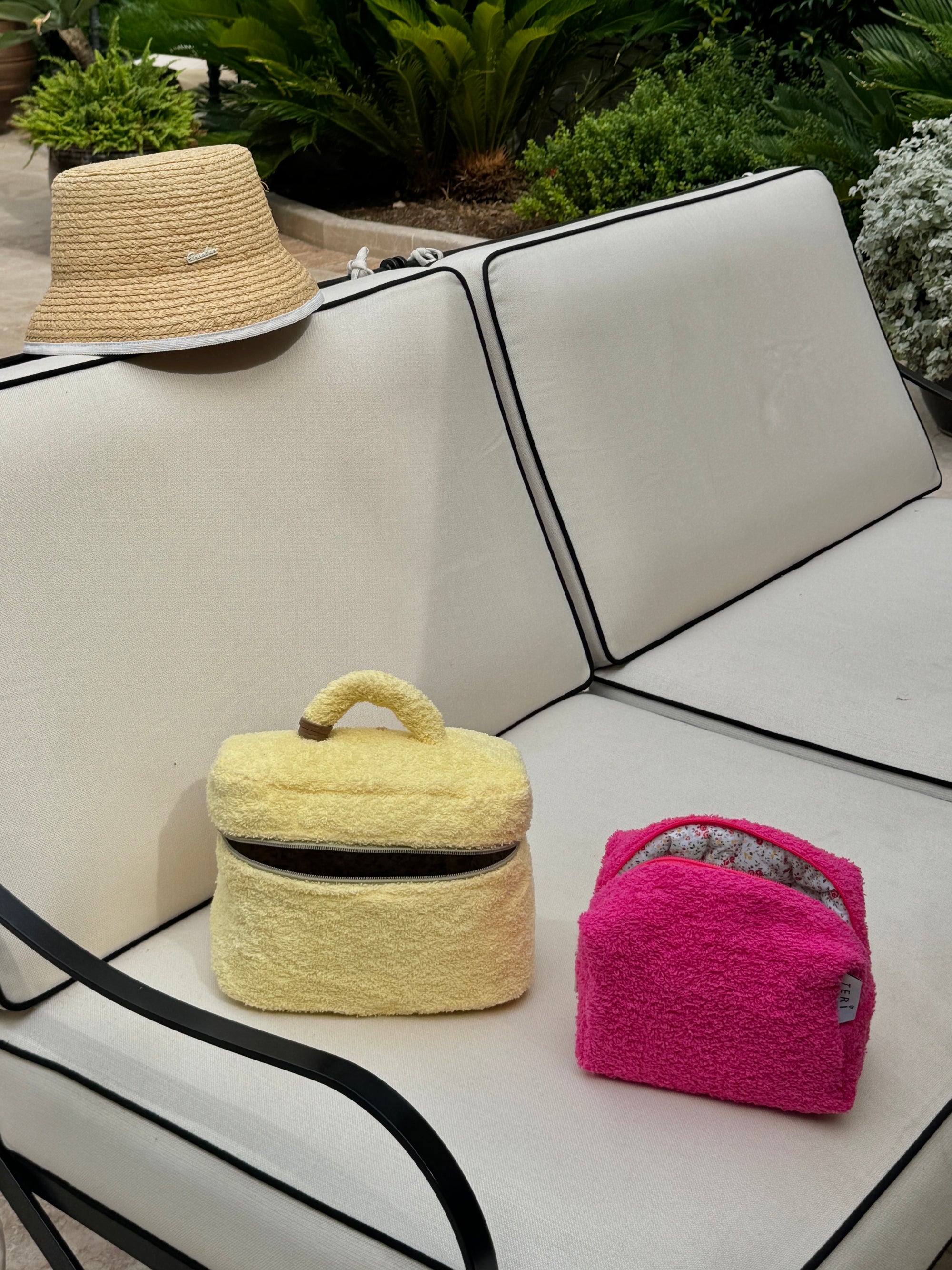 Hot pink frotirni neseser