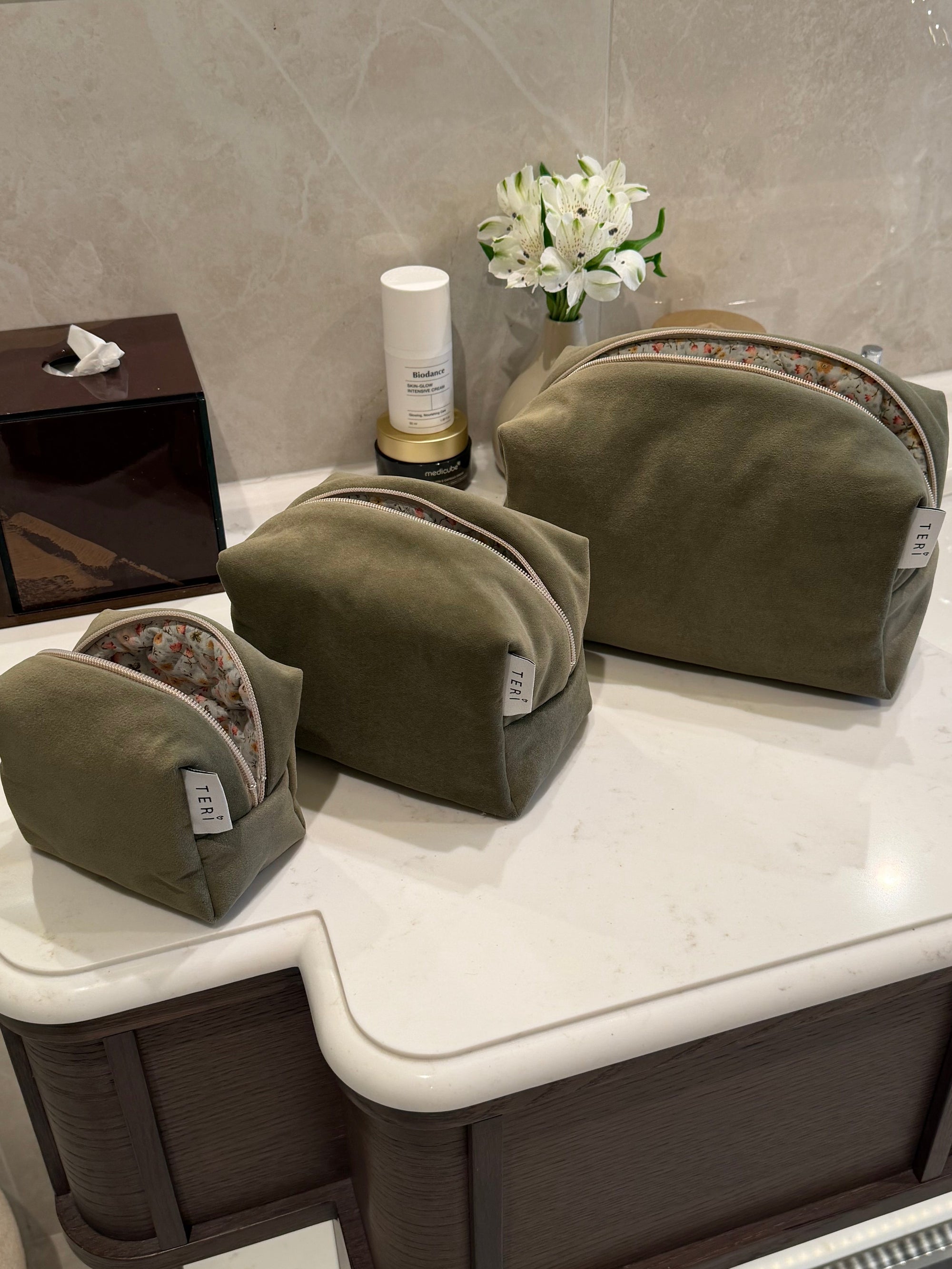 MIKRO sage green pliš neseser