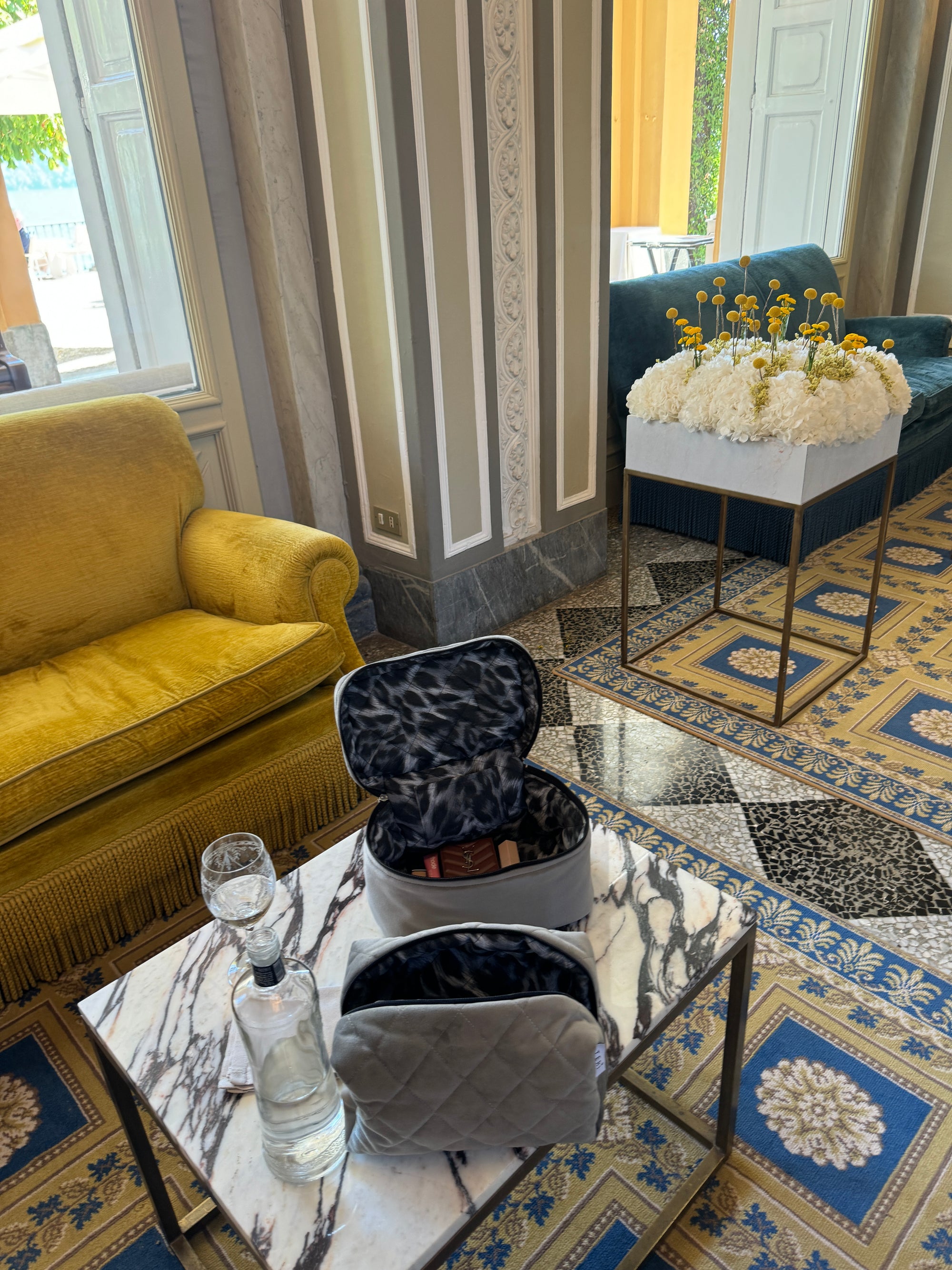 Sivi plišani koferčić