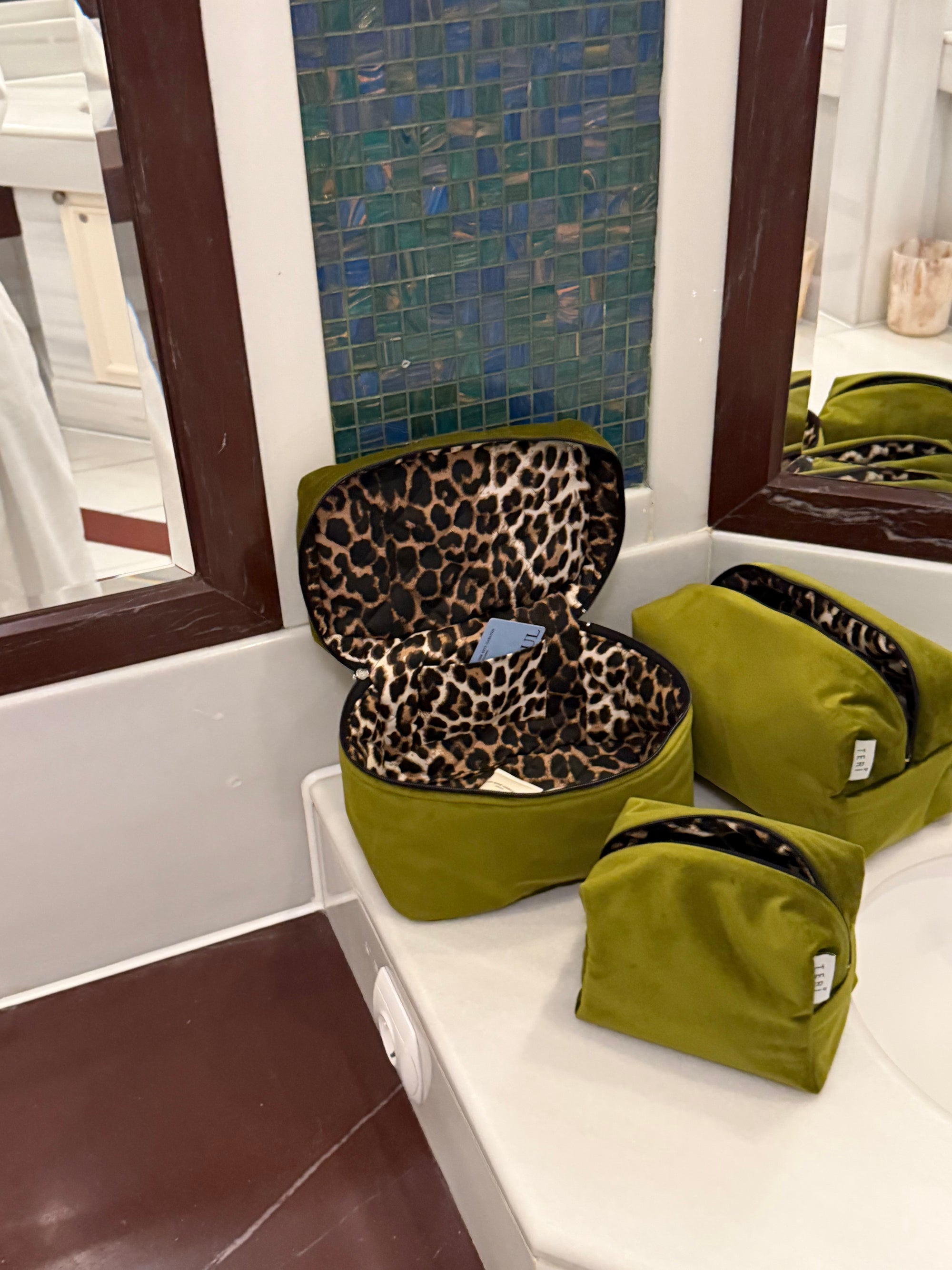 Olive green neseser
