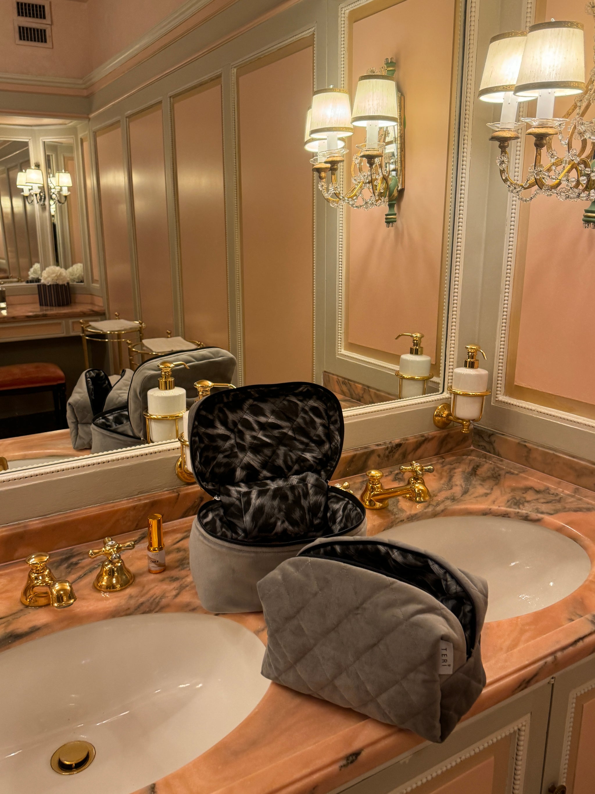 Sivi plišani koferčić