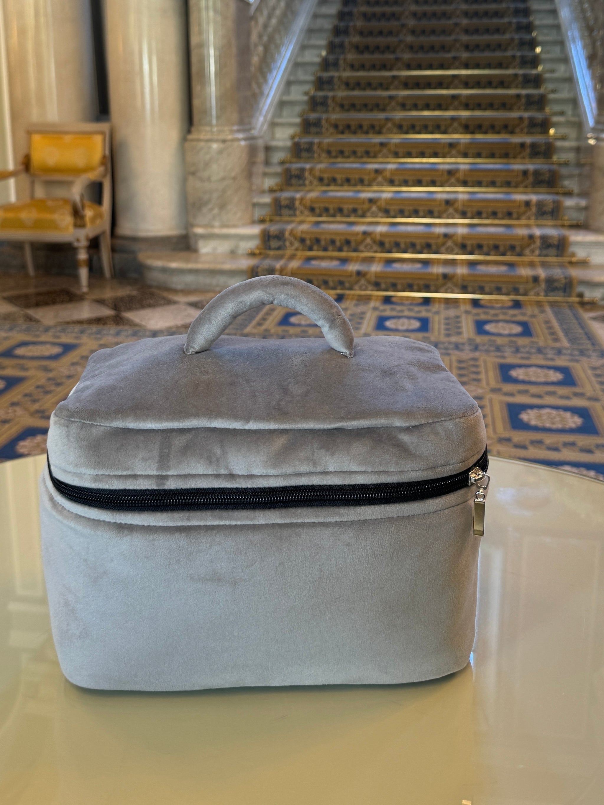 Sivi plišani koferčić