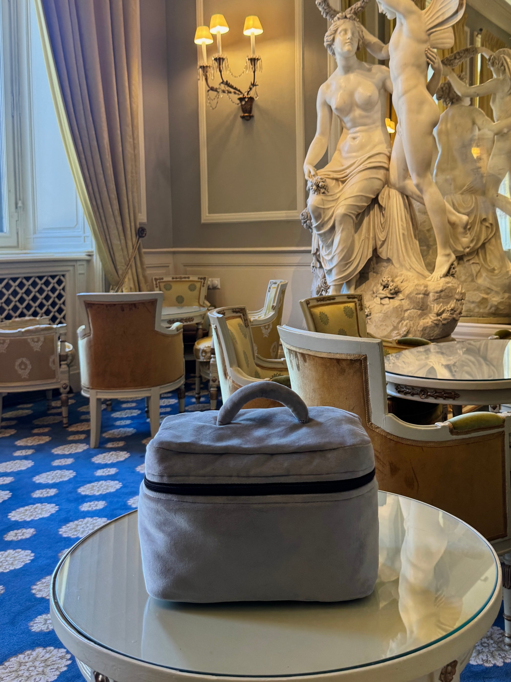 Sivi plišani koferčić