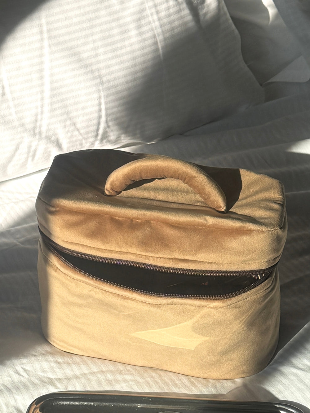Mini golden velvet beauty case