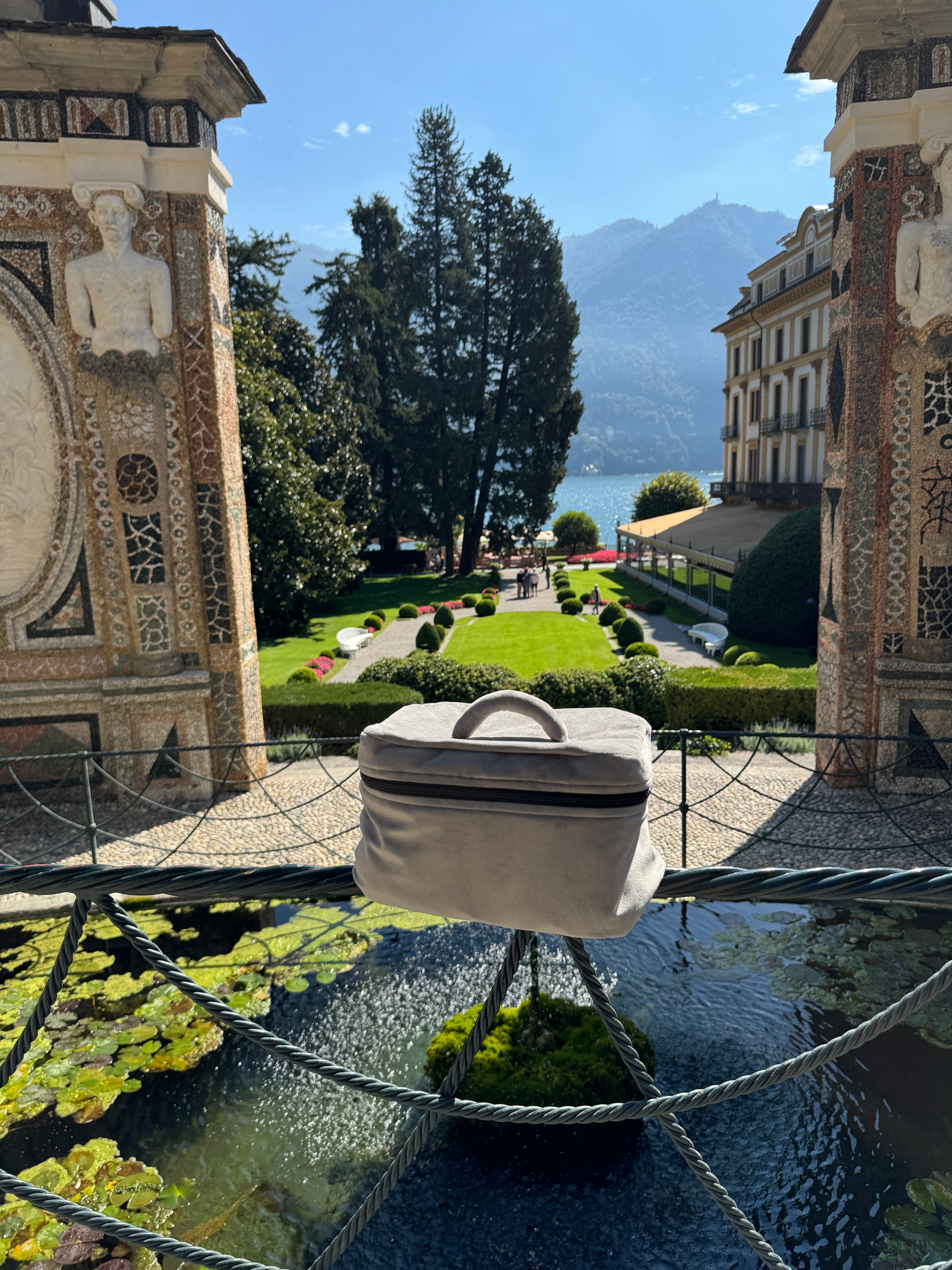 Sivi plišani koferčić