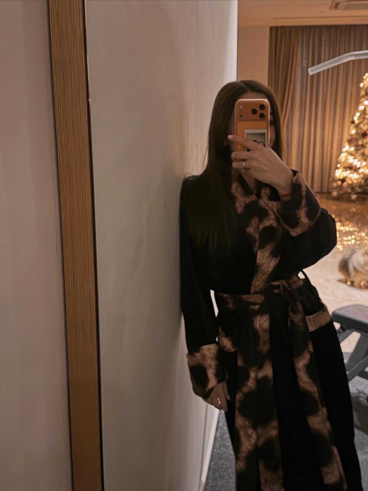 Crni plišani mantil