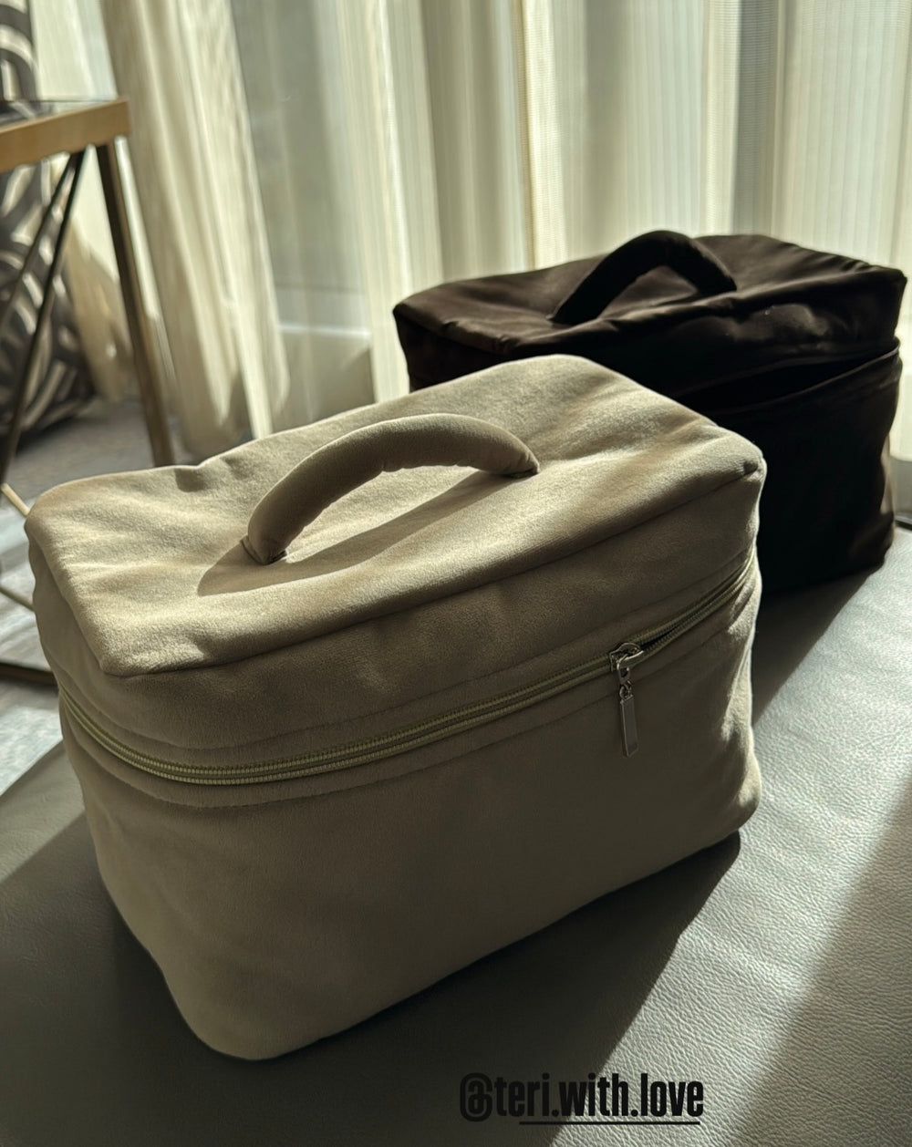 Big light beige velvet beauty case