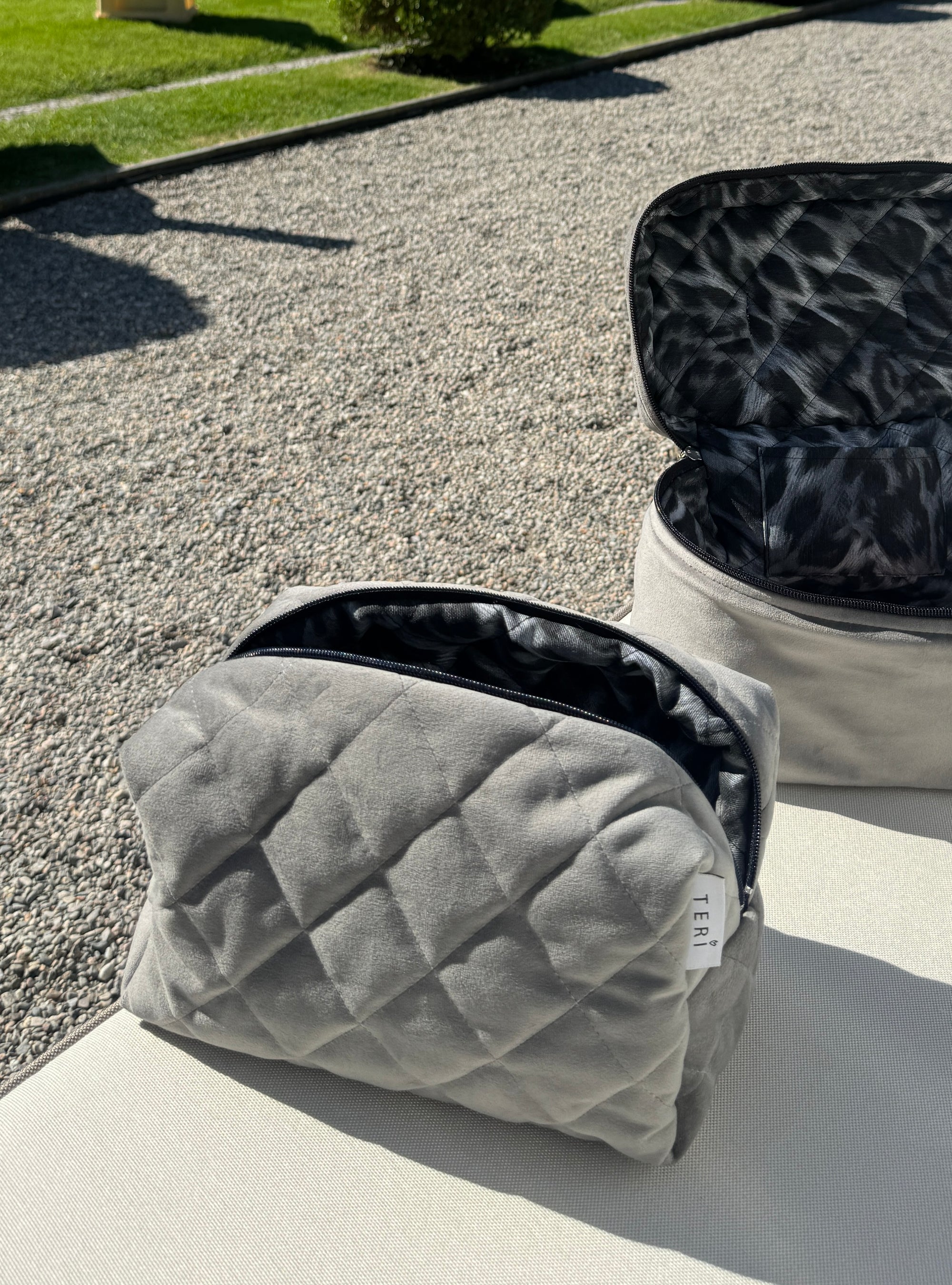 Sivi plišani neseser