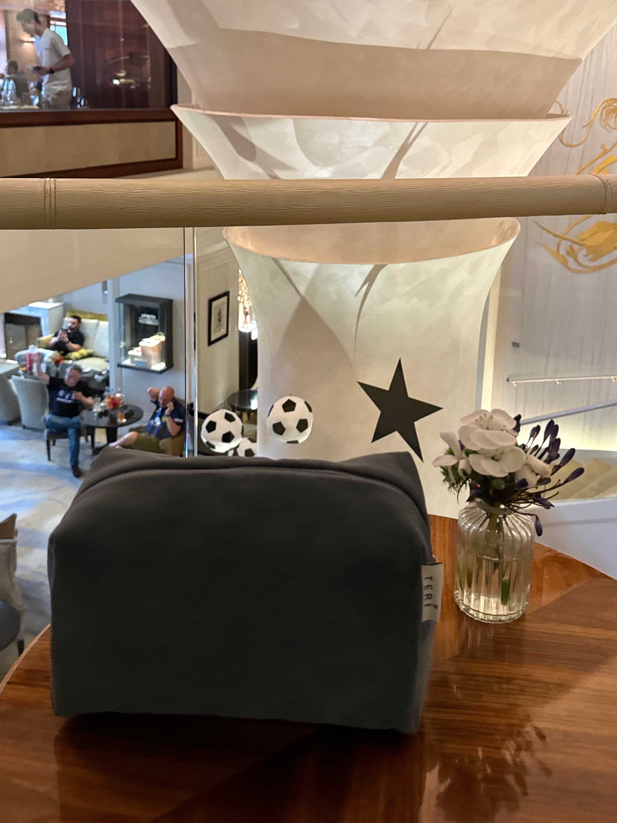 Tamno sivi plišani neseser