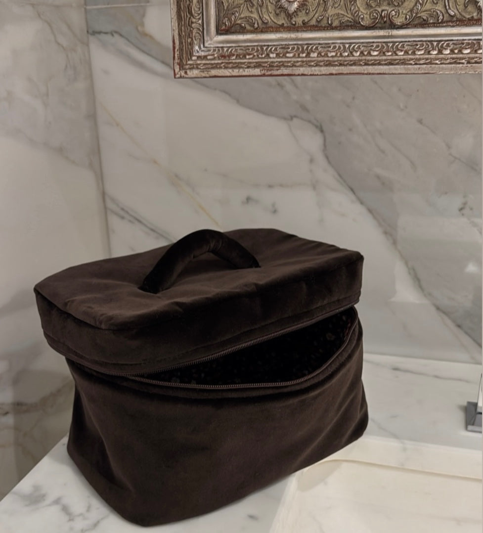 Tamno braon pliš koferčić