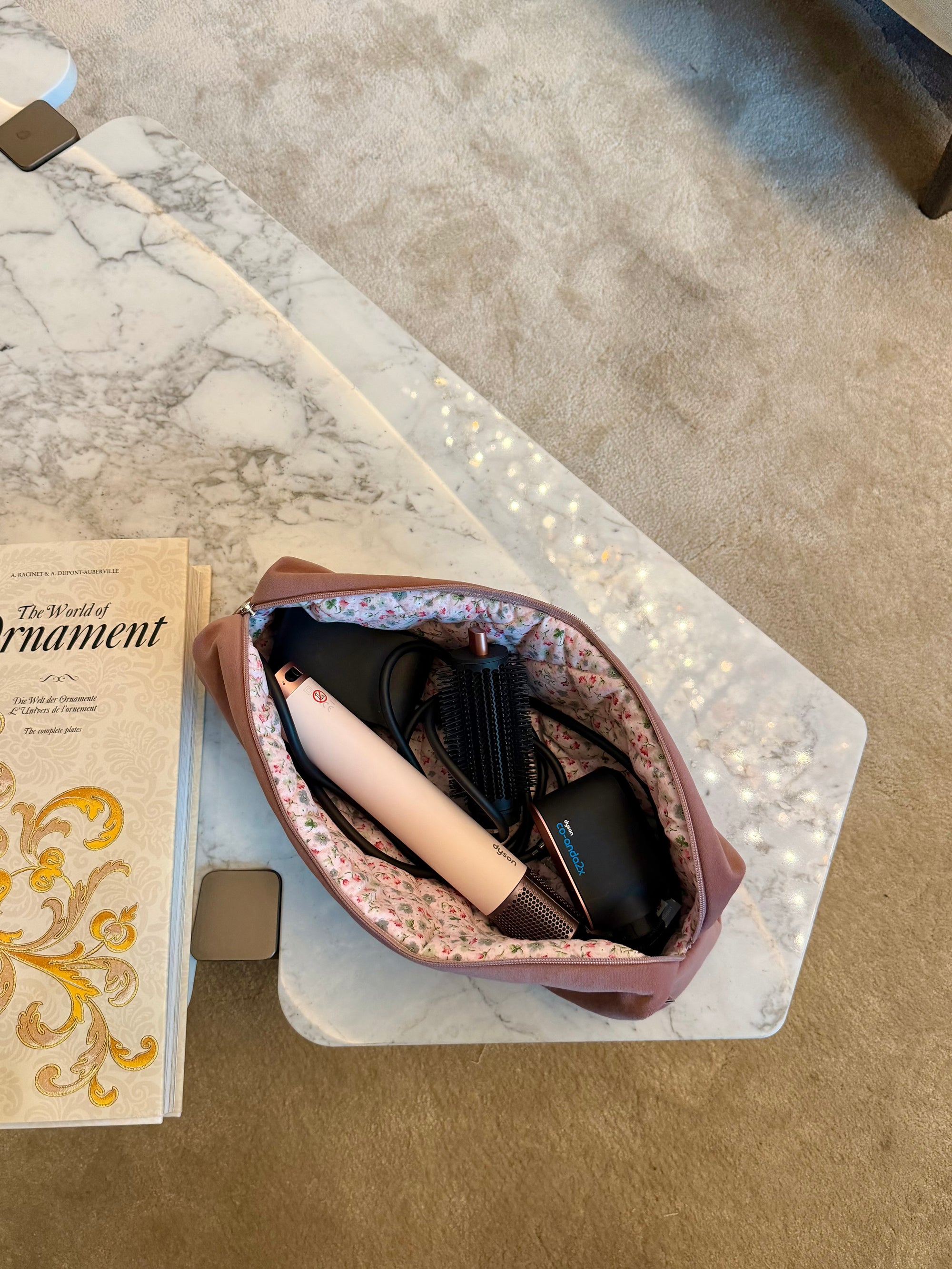 Roze pliš futrola Dyson Airstrait