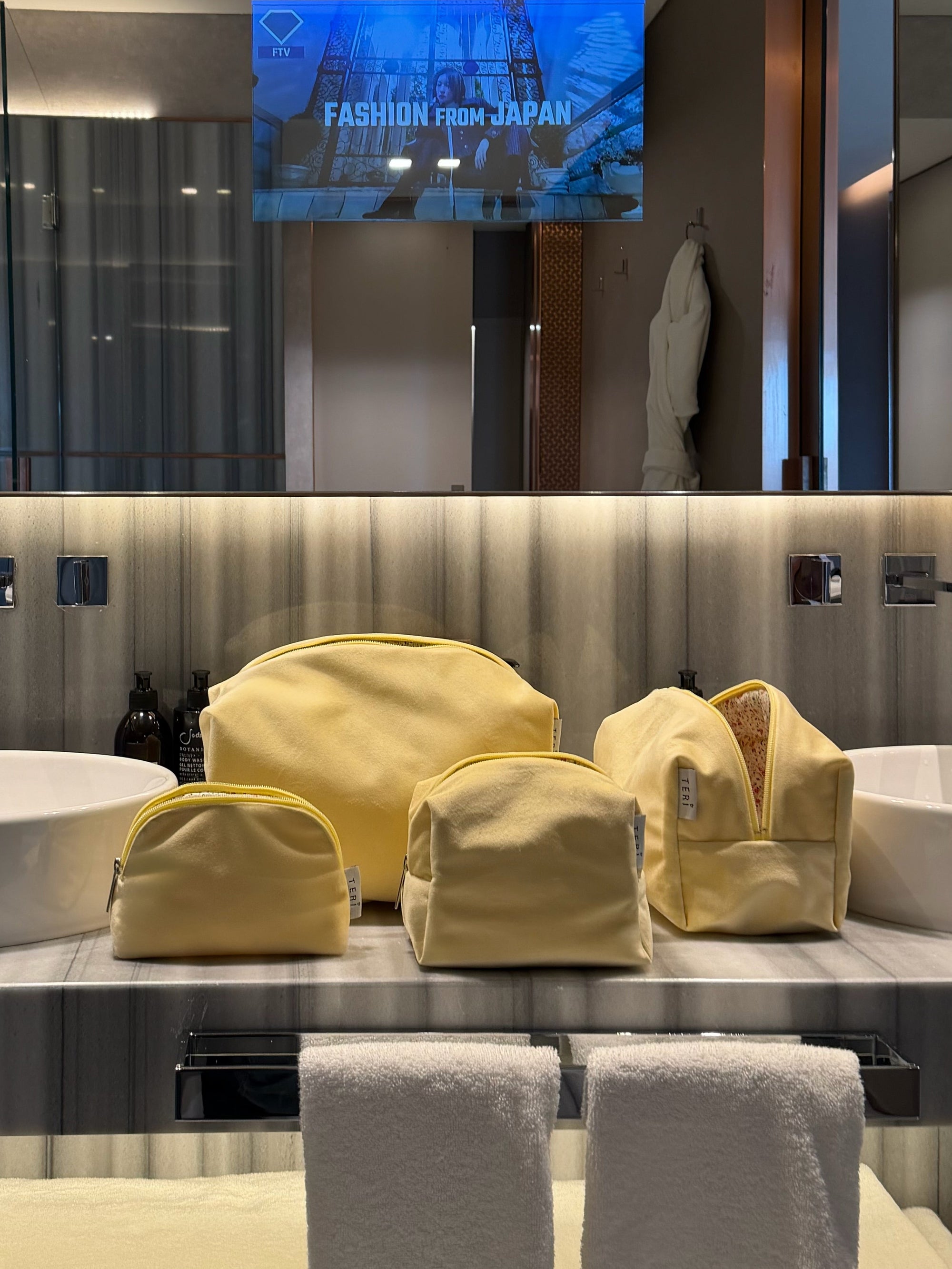 Butter yellow neseser