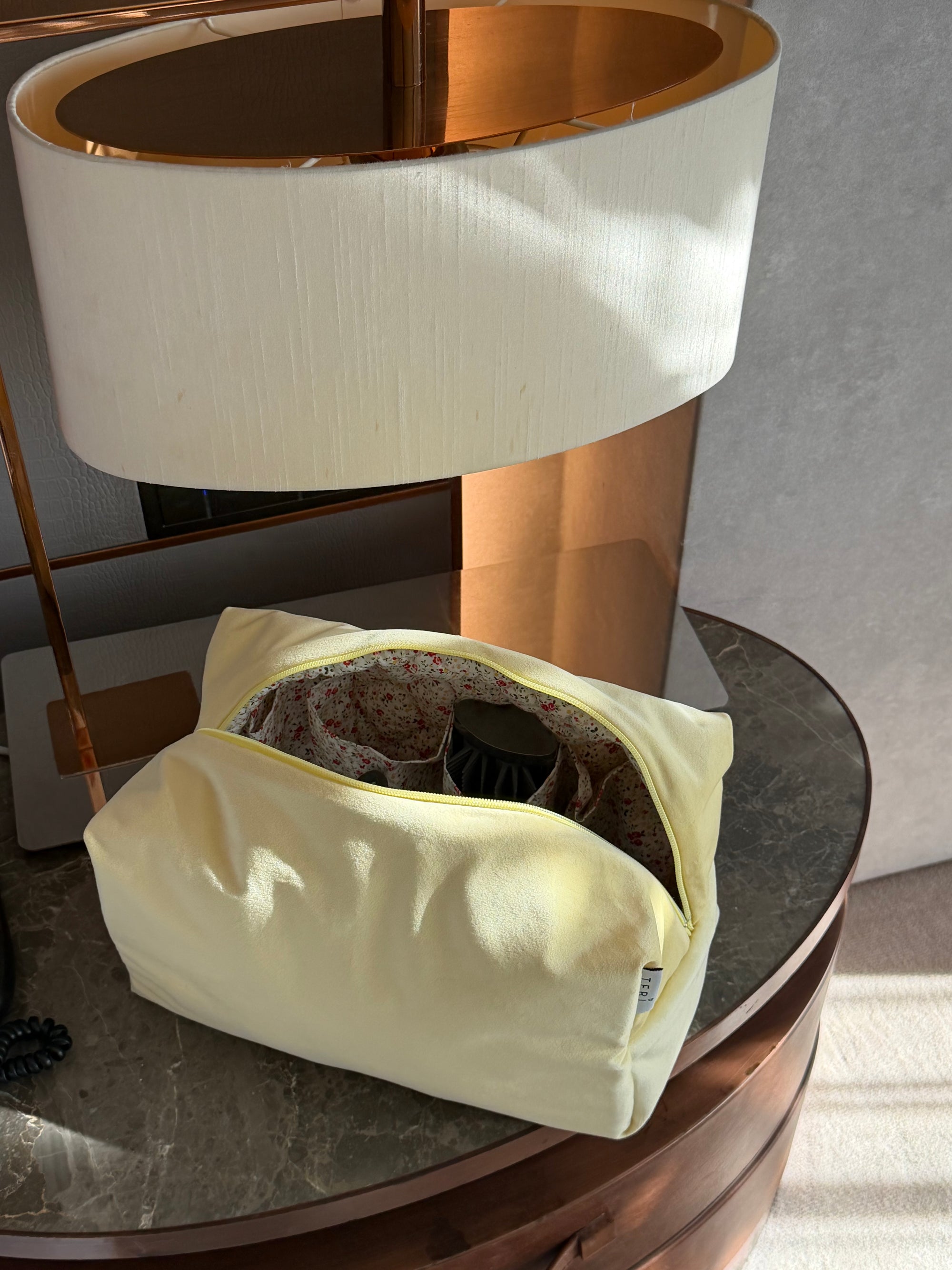JUMBO butter yellow pliš neseser