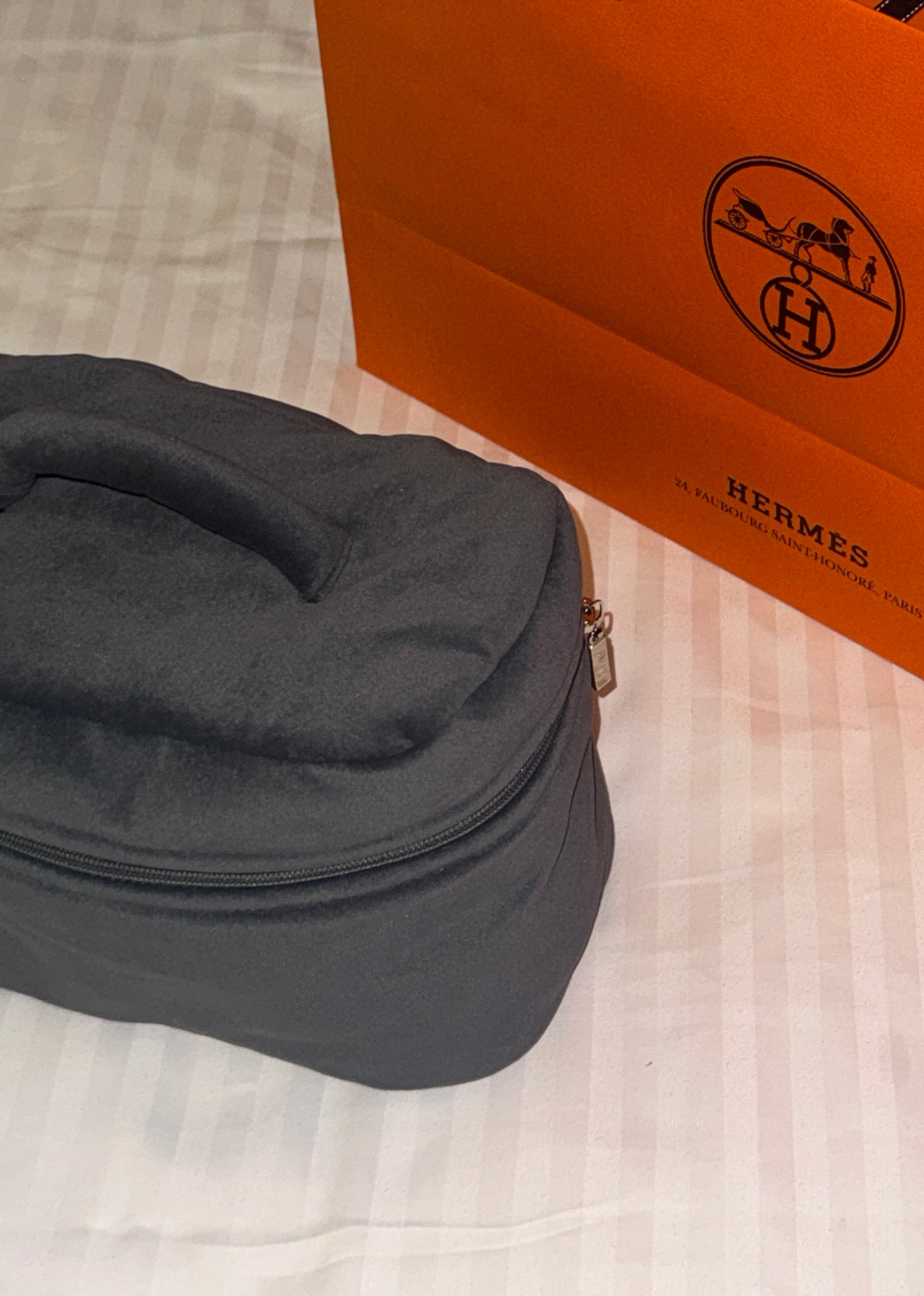 Tamno sivi plišani koferčić