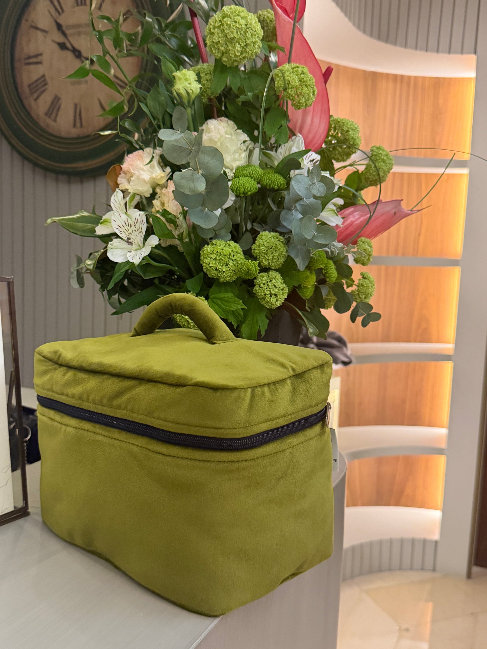 Olive green pliš koferčić