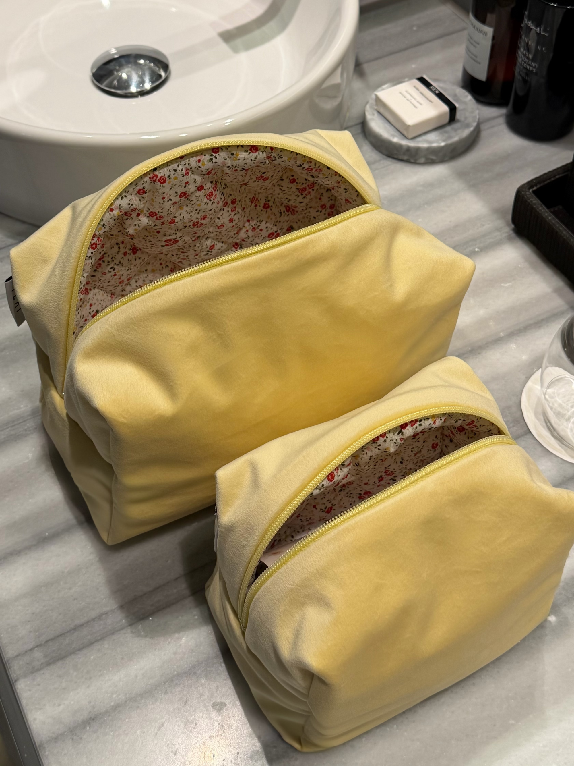 Butter yellow neseser